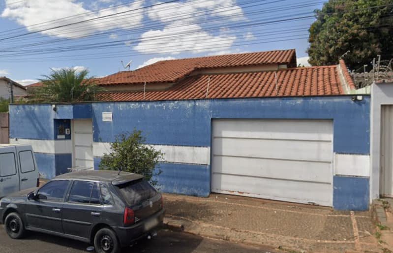 Foto 1 de 4: Terreno em leilão em Uberlândia - MG — LOTE 001 IMÓVEL RESIDENCIAL NO BAIRRO SANTA MÔNICA EM UBERLÂNDIA/MG