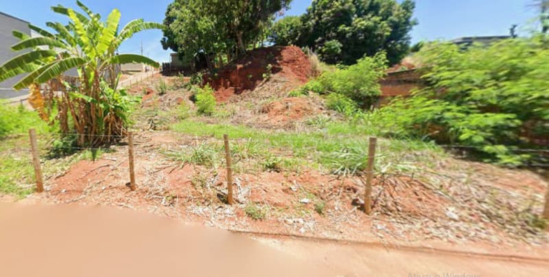 Foto 2 de 3: Terreno em leilão em Pitangui - MG, bairro Chapadão — LOTE 001 IMÓVEL URBANO EM PITANGUI/MG