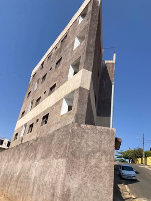 Foto 1 de 20: Comercial em leilão em Patos De Minas - MG, bairro Várzea — LOTE 003 PRÉDIO COM CONSTRUÇÃO INACABADA EM PATOS DE MINAS/MG