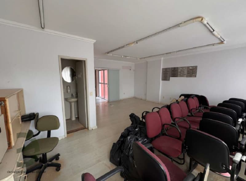 Foto 3 de 6: Comercial em leilão em Joinville - SC, bairro Centro — LOTE 004 Sala Comercial