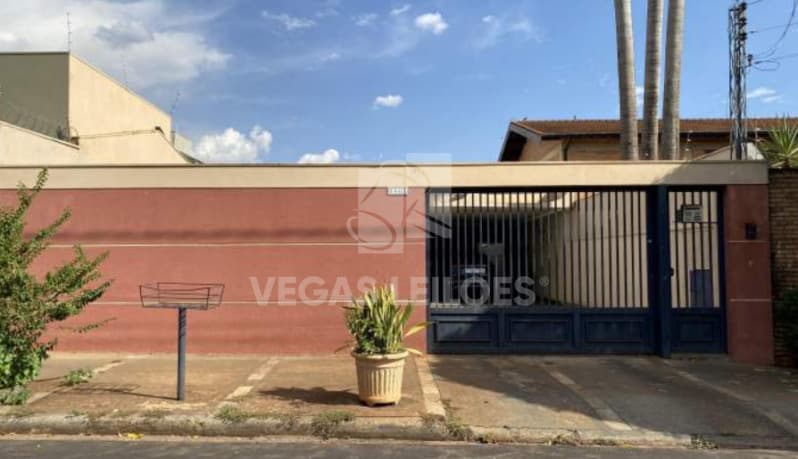 Casa em leilão em Barretos - SP, bairro Centro — LOTE 001 Casa Av.43, Barretos/SP