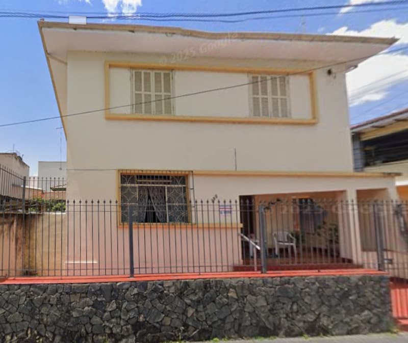 Casa em leilão em Itajubá - MG — LOTE 001 1/8 DE UMA CASA COM 103 m² - LOTE 270m² - CENTRO/ITAJUBÁ-MG