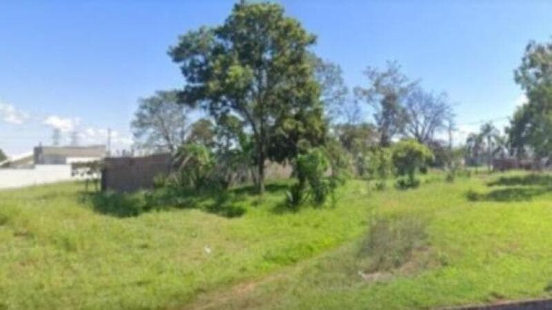 Terreno em leilão em Uberlândia - MG, bairro Centro — LOTE 005 Fração ideal de 50% de terreno de forma irregular, situado nesta cidade, na Avenida João Pi