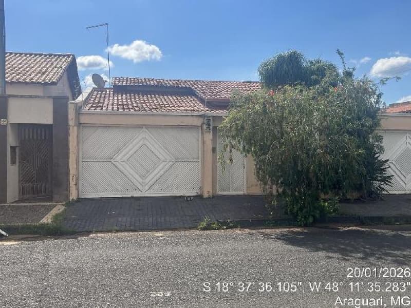 Casa em leilão em Araguari - MG, bairro Santiago — LOTE 112 Casa