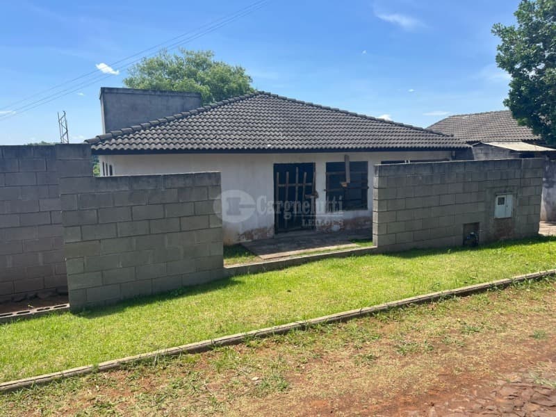 Foto 1 de 10: Terreno em leilão em Panambi - RS, bairro Medianeira — LOTE 001 Um terreno urbano, com área de 397,04m², localizado na Rua Colômbia, com uma construção ina
