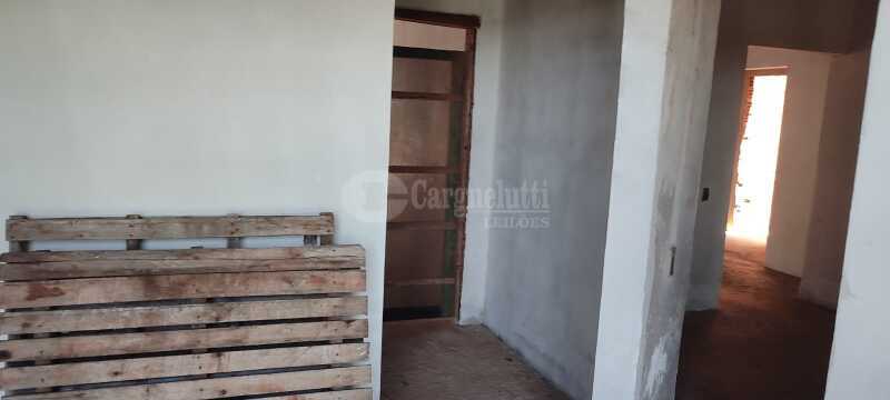 Foto 4 de 10: Terreno em leilão em Panambi - RS, bairro Medianeira — LOTE 001 Um terreno urbano, com área de 397,04m², localizado na Rua Colômbia, com uma construção ina