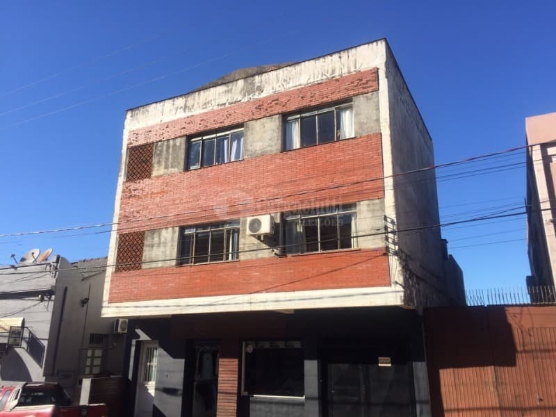 Foto 2 de 4: Comercial em leilão em Júlio De Castilhos - RS — LOTE 005 Um prédio de alvenaria, com 3 pisos, à rua 15 de Novembro No terreno, ainda, estão construí