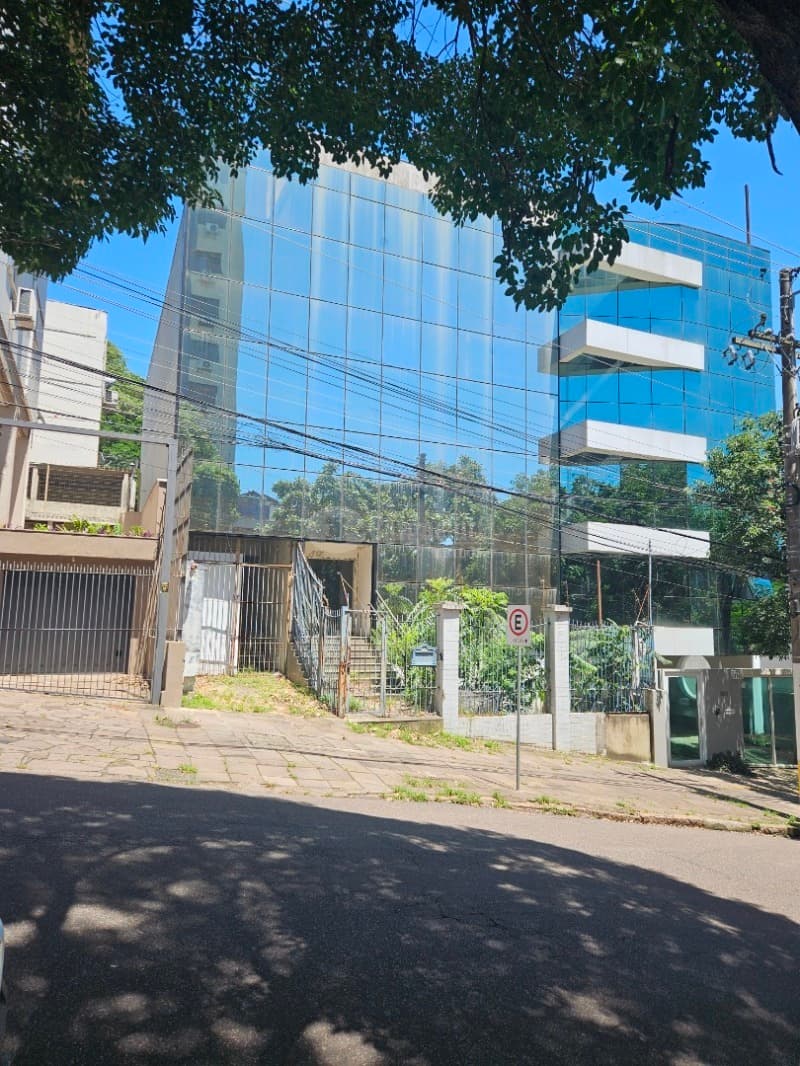 Foto 3 de 63: Comercial em leilão em Porto Alegre - RS, bairro Higienópolis — LOTE 001 Prédio na Rua Luzitana, 933, Higienópolis, Porto Alegre/RS