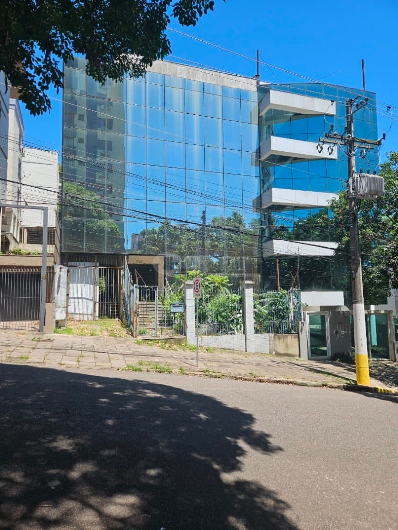 Foto 2 de 63: Comercial em leilão em Porto Alegre - RS, bairro Higienópolis — LOTE 001 Prédio na Rua Luzitana, 933, Higienópolis, Porto Alegre/RS