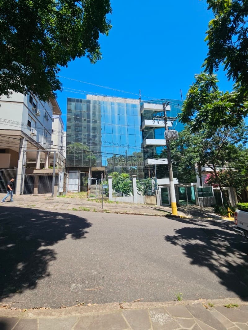 Foto 1 de 63: Comercial em leilão em Porto Alegre - RS, bairro Higienópolis — LOTE 001 Prédio na Rua Luzitana, 933, Higienópolis, Porto Alegre/RS