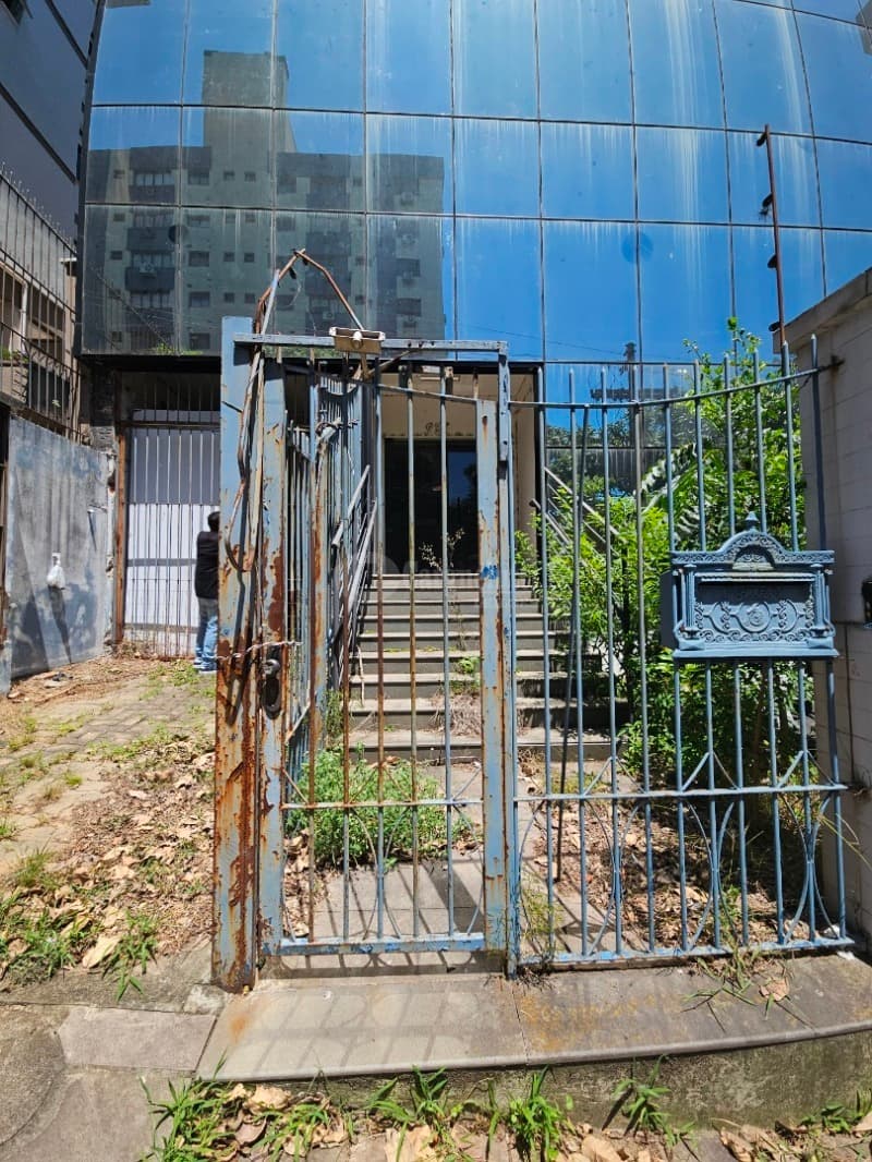 Foto 4 de 63: Comercial em leilão em Porto Alegre - RS, bairro Higienópolis — LOTE 001 Prédio na Rua Luzitana, 933, Higienópolis, Porto Alegre/RS