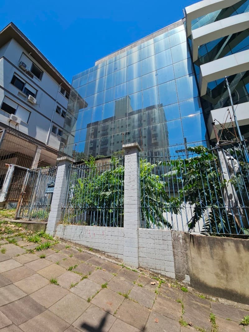 Foto 5 de 63: Comercial em leilão em Porto Alegre - RS, bairro Higienópolis — LOTE 001 Prédio na Rua Luzitana, 933, Higienópolis, Porto Alegre/RS