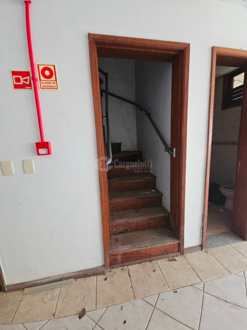 Foto 13 de 63: Comercial em leilão em Porto Alegre - RS, bairro Higienópolis — LOTE 001 Prédio na Rua Luzitana, 933, Higienópolis, Porto Alegre/RS