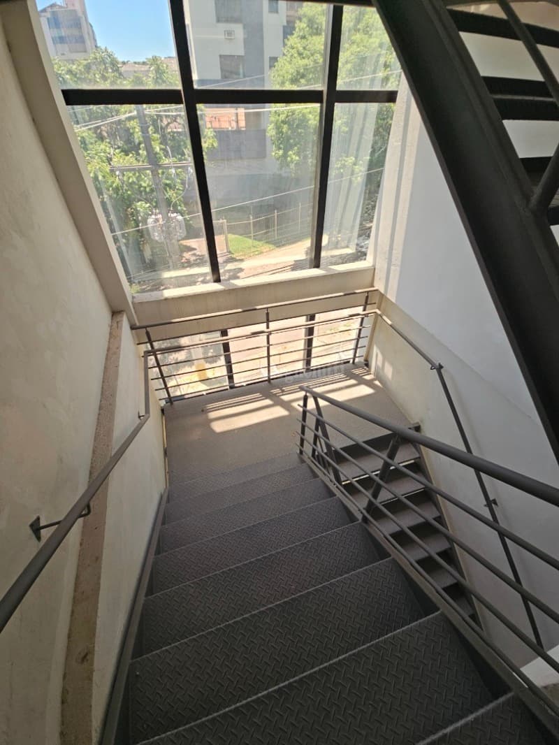 Foto 59 de 63: Comercial em leilão em Porto Alegre - RS, bairro Higienópolis — LOTE 001 Prédio na Rua Luzitana, 933, Higienópolis, Porto Alegre/RS