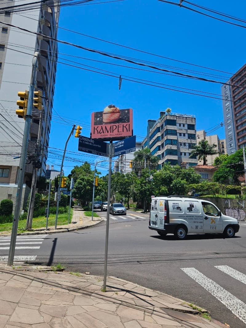 Foto 61 de 63: Comercial em leilão em Porto Alegre - RS, bairro Higienópolis — LOTE 001 Prédio na Rua Luzitana, 933, Higienópolis, Porto Alegre/RS