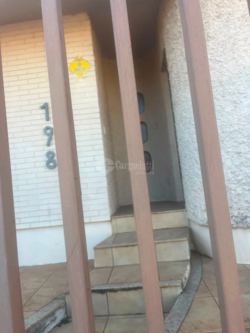 Foto 4 de 14: Casa em leilão em Santo Ângelo - RS — LOTE 004 - DIREITOS E AÇÕES - prédio de alvenaria, residencial, sob nº 198, c/área total de 340m²