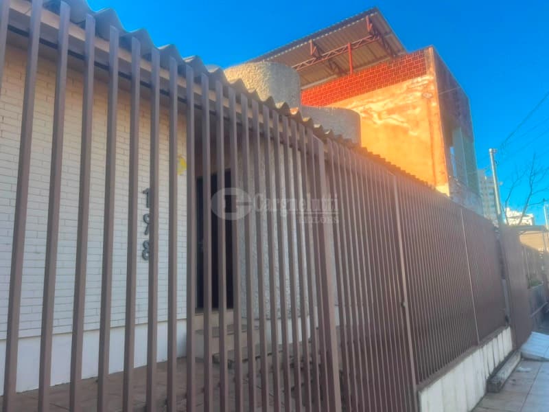 Foto 6 de 14: Casa em leilão em Santo Ângelo - RS — LOTE 004 - DIREITOS E AÇÕES - prédio de alvenaria, residencial, sob nº 198, c/área total de 340m²