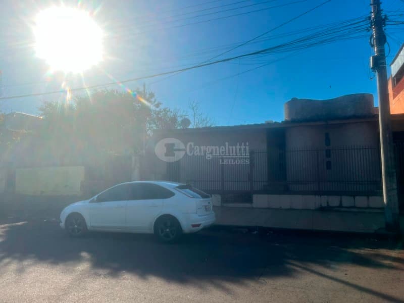 Foto 7 de 14: Casa em leilão em Santo Ângelo - RS — LOTE 004 - DIREITOS E AÇÕES - prédio de alvenaria, residencial, sob nº 198, c/área total de 340m²