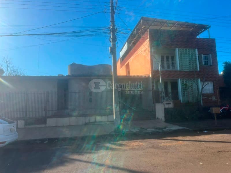 Foto 8 de 14: Casa em leilão em Santo Ângelo - RS — LOTE 004 - DIREITOS E AÇÕES - prédio de alvenaria, residencial, sob nº 198, c/área total de 340m²