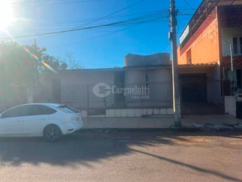 Foto 9 de 14: Casa em leilão em Santo Ângelo - RS — LOTE 004 - DIREITOS E AÇÕES - prédio de alvenaria, residencial, sob nº 198, c/área total de 340m²
