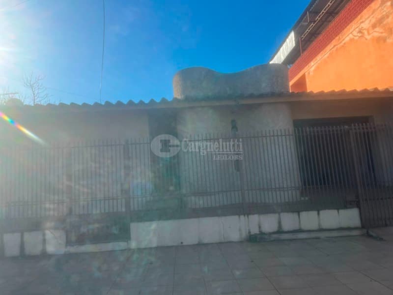 Foto 11 de 14: Casa em leilão em Santo Ângelo - RS — LOTE 004 - DIREITOS E AÇÕES - prédio de alvenaria, residencial, sob nº 198, c/área total de 340m²
