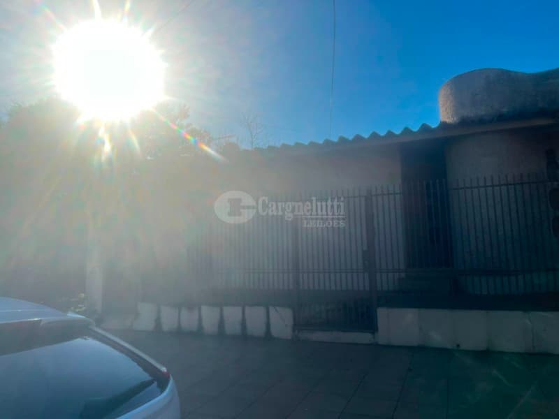 Foto 13 de 14: Casa em leilão em Santo Ângelo - RS — LOTE 004 - DIREITOS E AÇÕES - prédio de alvenaria, residencial, sob nº 198, c/área total de 340m²