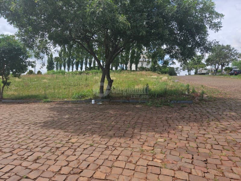 Foto 2 de 10: Terreno em leilão em Barracão - RS — LOTE 009 Terreno com 646,47m² localizada na esquina formada pela Rua Frei Ricardo Aresi e Silva Jard