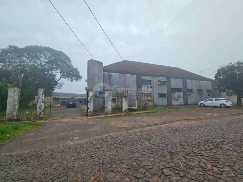 Foto 2 de 39: Comercial em leilão em Cruz Alta - RS — LOTE 027 Prédio de alvenaria com aprox. 1.189,33 m², sito à Rua Pinheiro Machado, nº 1515, esquina c