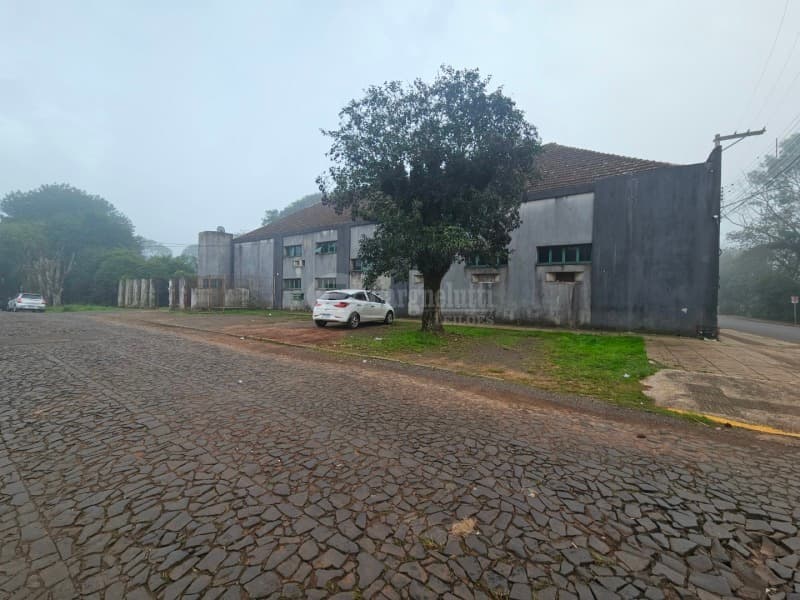 Foto 3 de 39: Comercial em leilão em Cruz Alta - RS — LOTE 027 Prédio de alvenaria com aprox. 1.189,33 m², sito à Rua Pinheiro Machado, nº 1515, esquina c