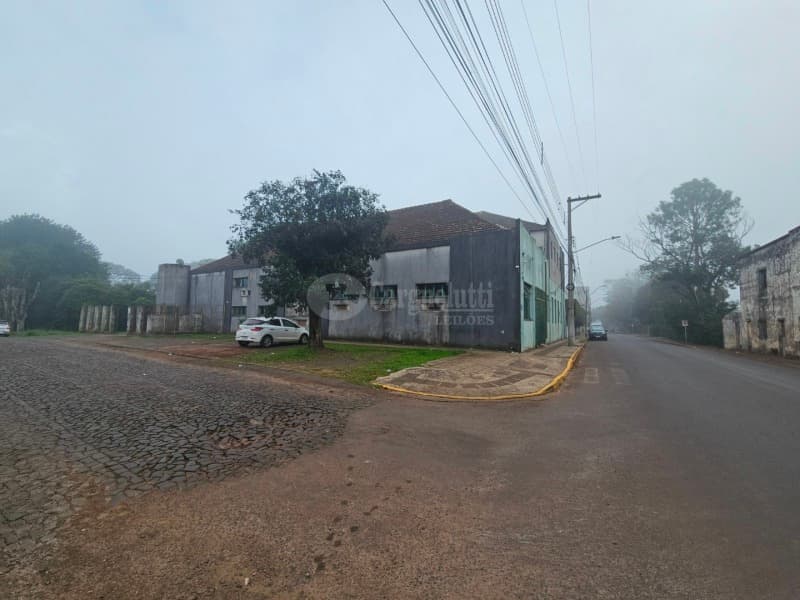 Foto 4 de 39: Comercial em leilão em Cruz Alta - RS — LOTE 027 Prédio de alvenaria com aprox. 1.189,33 m², sito à Rua Pinheiro Machado, nº 1515, esquina c