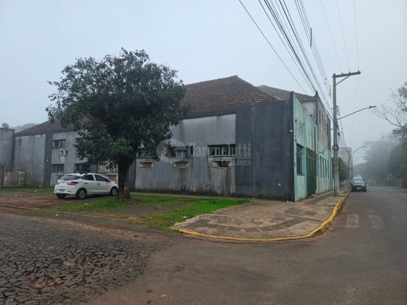 Foto 5 de 39: Comercial em leilão em Cruz Alta - RS — LOTE 027 Prédio de alvenaria com aprox. 1.189,33 m², sito à Rua Pinheiro Machado, nº 1515, esquina c