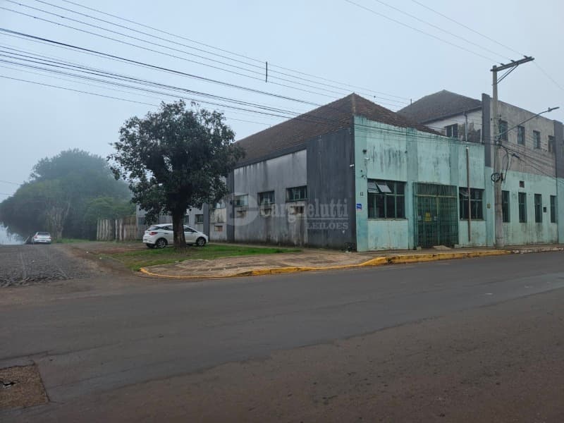 Foto 7 de 39: Comercial em leilão em Cruz Alta - RS — LOTE 027 Prédio de alvenaria com aprox. 1.189,33 m², sito à Rua Pinheiro Machado, nº 1515, esquina c