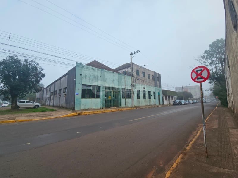 Foto 9 de 39: Comercial em leilão em Cruz Alta - RS — LOTE 027 Prédio de alvenaria com aprox. 1.189,33 m², sito à Rua Pinheiro Machado, nº 1515, esquina c