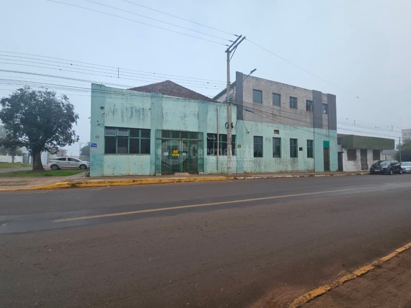 Foto 10 de 39: Comercial em leilão em Cruz Alta - RS — LOTE 027 Prédio de alvenaria com aprox. 1.189,33 m², sito à Rua Pinheiro Machado, nº 1515, esquina c