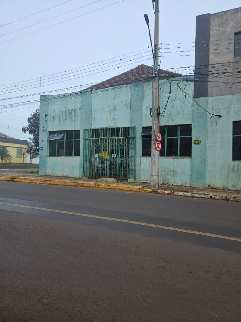 Foto 12 de 39: Comercial em leilão em Cruz Alta - RS — LOTE 027 Prédio de alvenaria com aprox. 1.189,33 m², sito à Rua Pinheiro Machado, nº 1515, esquina c