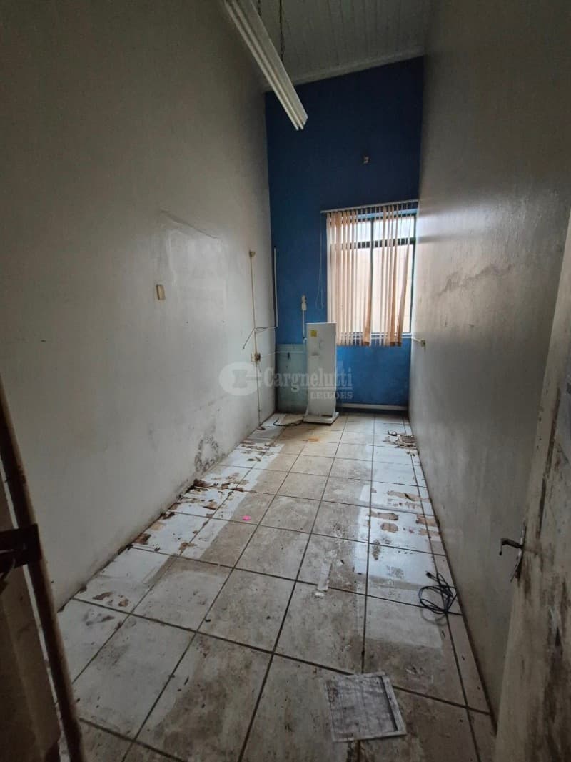 Foto 27 de 39: Comercial em leilão em Cruz Alta - RS — LOTE 027 Prédio de alvenaria com aprox. 1.189,33 m², sito à Rua Pinheiro Machado, nº 1515, esquina c