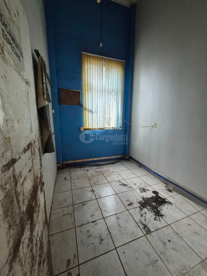 Foto 29 de 39: Comercial em leilão em Cruz Alta - RS — LOTE 027 Prédio de alvenaria com aprox. 1.189,33 m², sito à Rua Pinheiro Machado, nº 1515, esquina c