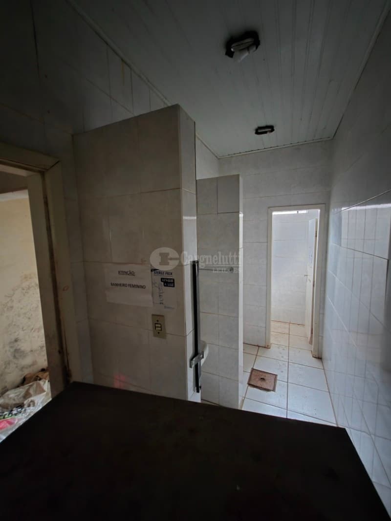 Foto 30 de 39: Comercial em leilão em Cruz Alta - RS — LOTE 027 Prédio de alvenaria com aprox. 1.189,33 m², sito à Rua Pinheiro Machado, nº 1515, esquina c