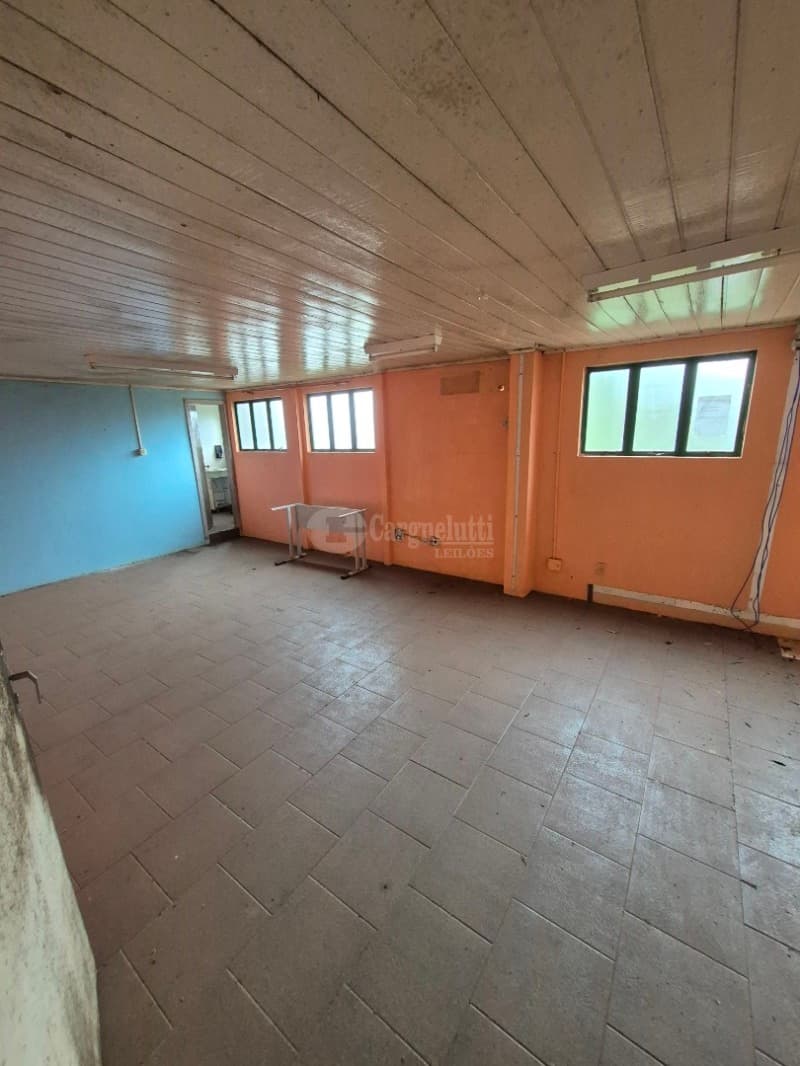 Foto 35 de 39: Comercial em leilão em Cruz Alta - RS — LOTE 027 Prédio de alvenaria com aprox. 1.189,33 m², sito à Rua Pinheiro Machado, nº 1515, esquina c
