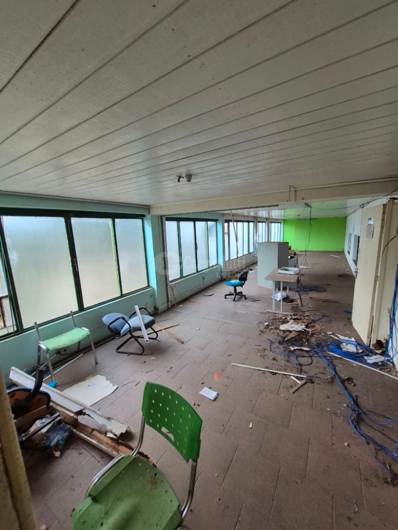Foto 37 de 39: Comercial em leilão em Cruz Alta - RS — LOTE 027 Prédio de alvenaria com aprox. 1.189,33 m², sito à Rua Pinheiro Machado, nº 1515, esquina c