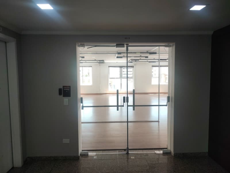 Foto 3 de 5: Comercial em leilão em Curitiba - PR, bairro Centro — LOTE 002 Conjunto Comercial