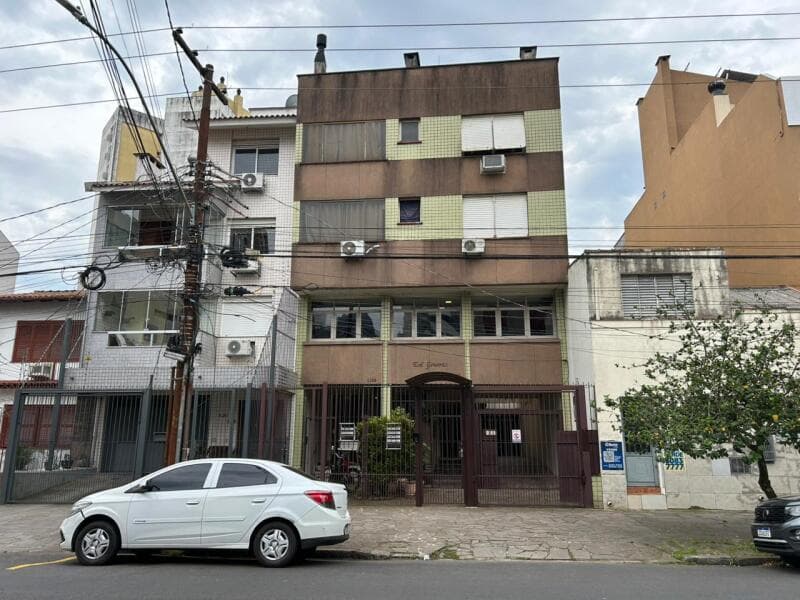 Apartamento em leilão em Porto Alegre - RS, bairro Menino Deus — LOTE 001 APARTAMENTO (DESOCUPADO) COM DIREITO A USO DE VAGA NO BAIRRO MENINO DEUS