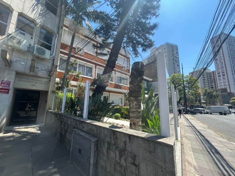 Foto 6 de 7: Apartamento em leilão em Porto Alegre - RS, bairro Moinhos de Vento — LOTE 001 APARTAMENTO DUPLEX (DESOCUPADO) COM VAGA DE ESTACIONAMENTO NO BAIRRO MOINHOS DE VENTO