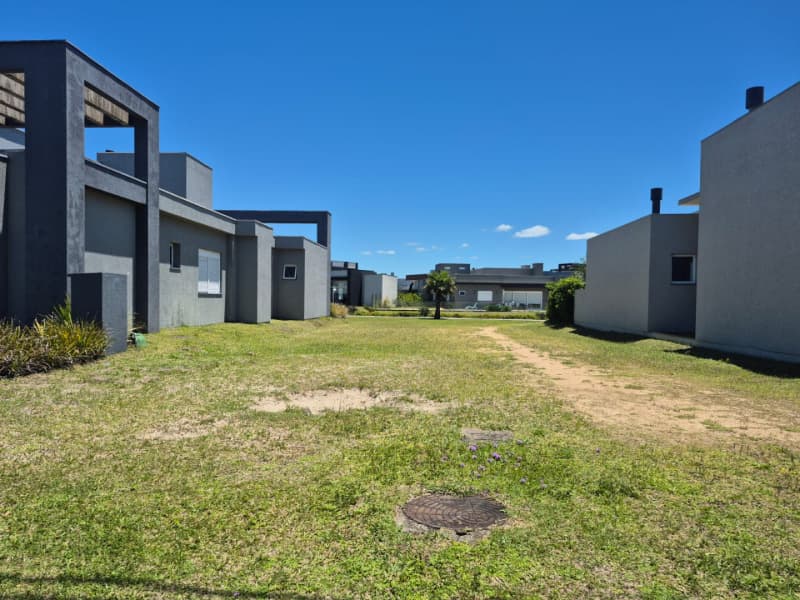 Terreno em leilão em Xangri-lá - RS, bairro Praia Rainha do Mar — LOTE 001 TERRENO NO CONDOMÍNIO RIVIERA EM XANGRI-LÁ