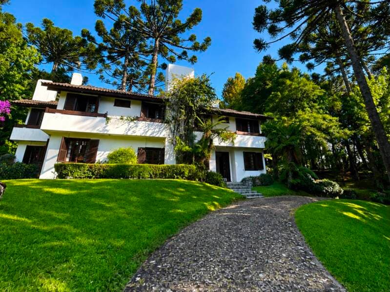 Foto 9 de 12: Casa em leilão em Canela - RS, bairro Vila Suzana — LOTE 001 CASA COM 799,36m2 DE ÁREA CONSTRUÍDA E OUTRAS BENFEITORIAS EM TERRENO DE 8.793,21m2 EM CANE