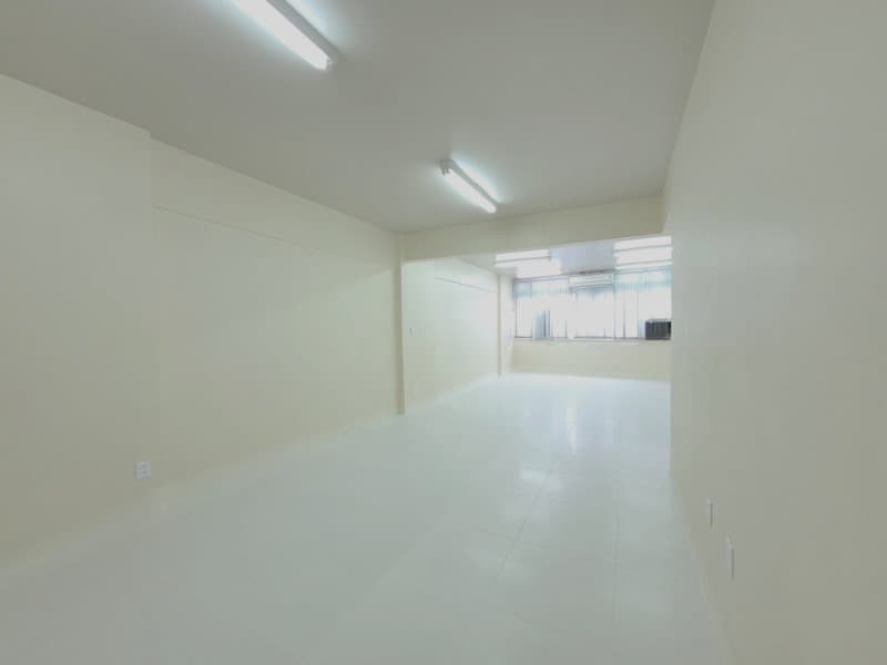 Foto 8 de 10: Comercial em leilão em Porto Alegre - RS, bairro Centro — LOTE 001 SALA (DESOCUPADA) NO EDIFÍCIO COLISEU NO BAIRRO CENTRO