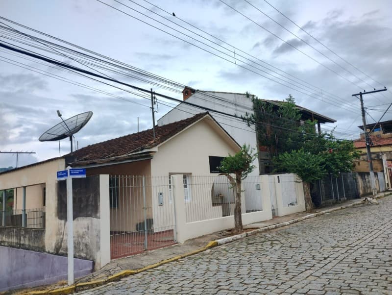 Foto 5 de 43: Casa em leilão em Itamonte - MG — LOTE 001 IMÓVEL RESIDENCIAL - AT. 330,00M², A.C. 185,93M² - ITAMONTE - MG