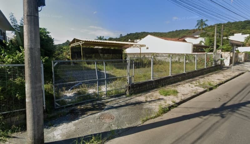 Foto 1 de 5: Terreno em leilão em Joinville - SC, bairro Bom Retiro — LOTE 001 Um terreno, de 20,00 m por 40,00 m, localizado na Rua Caçapava, n. 403, bairro Bom Retiro,