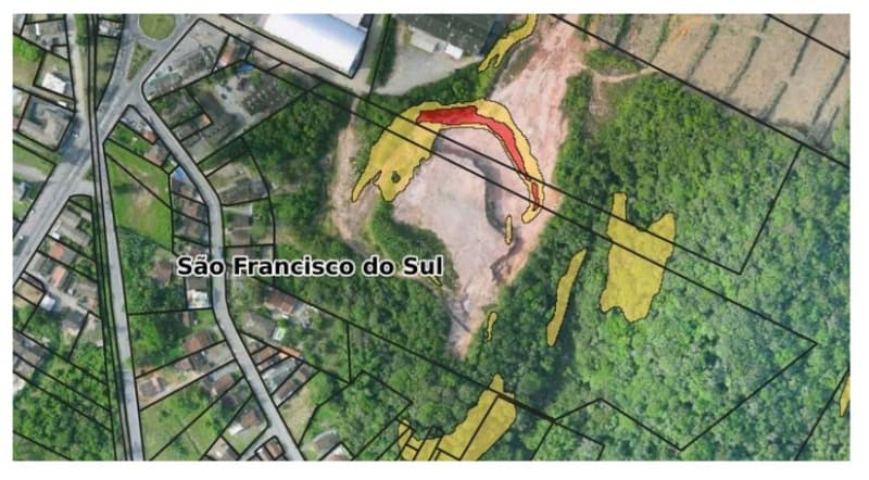 Foto 13 de 18: Terreno em leilão em São Francisco Do Sul - SC, bairro Morro Grande — LOTE 001 Um terreno alodial, de forma irregular, situado no lugar "Morro Grande", zona urbana de São