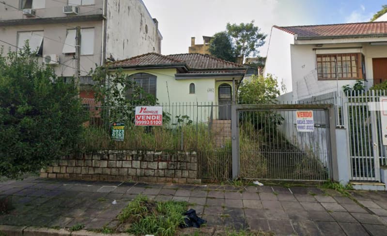 Terreno em leilão em Porto Alegre - RS — LOTE 002 A fração de 14,285717% da residência com benfeitoria mista e terreno com 300 m², localizado